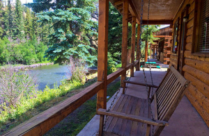 1_15_grizzly_cabin_porch
